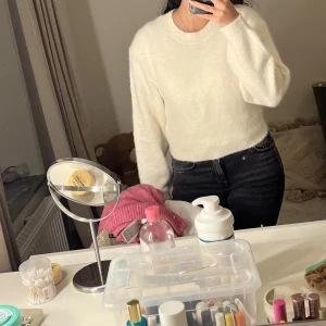 Vit stickad tröja - Jättesöt stickad tröja från HM i storlek xxs. Jag har storlek xs och den passar även mig. Aldrig använd endast provad. 