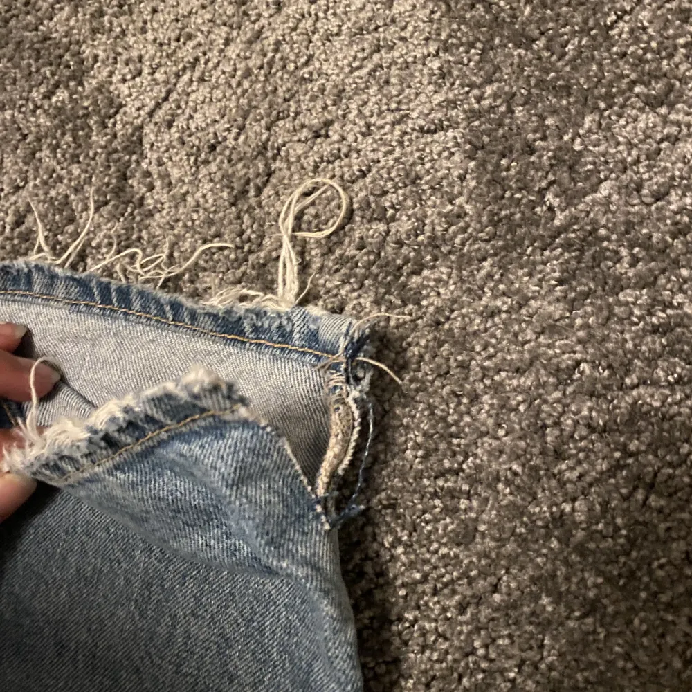 Blå jeans från bikbok. Det är klippt en liten slits längst ner💗. Jeans & Byxor.