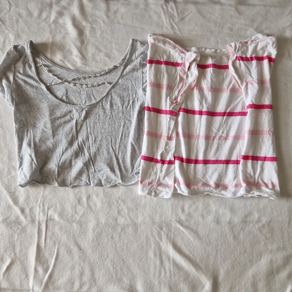 2 st t-shirt från Hollister. Båda oversized och lite kortare i modellen. Den grå är i XS. Den randiga i XS/S. T-shirts.