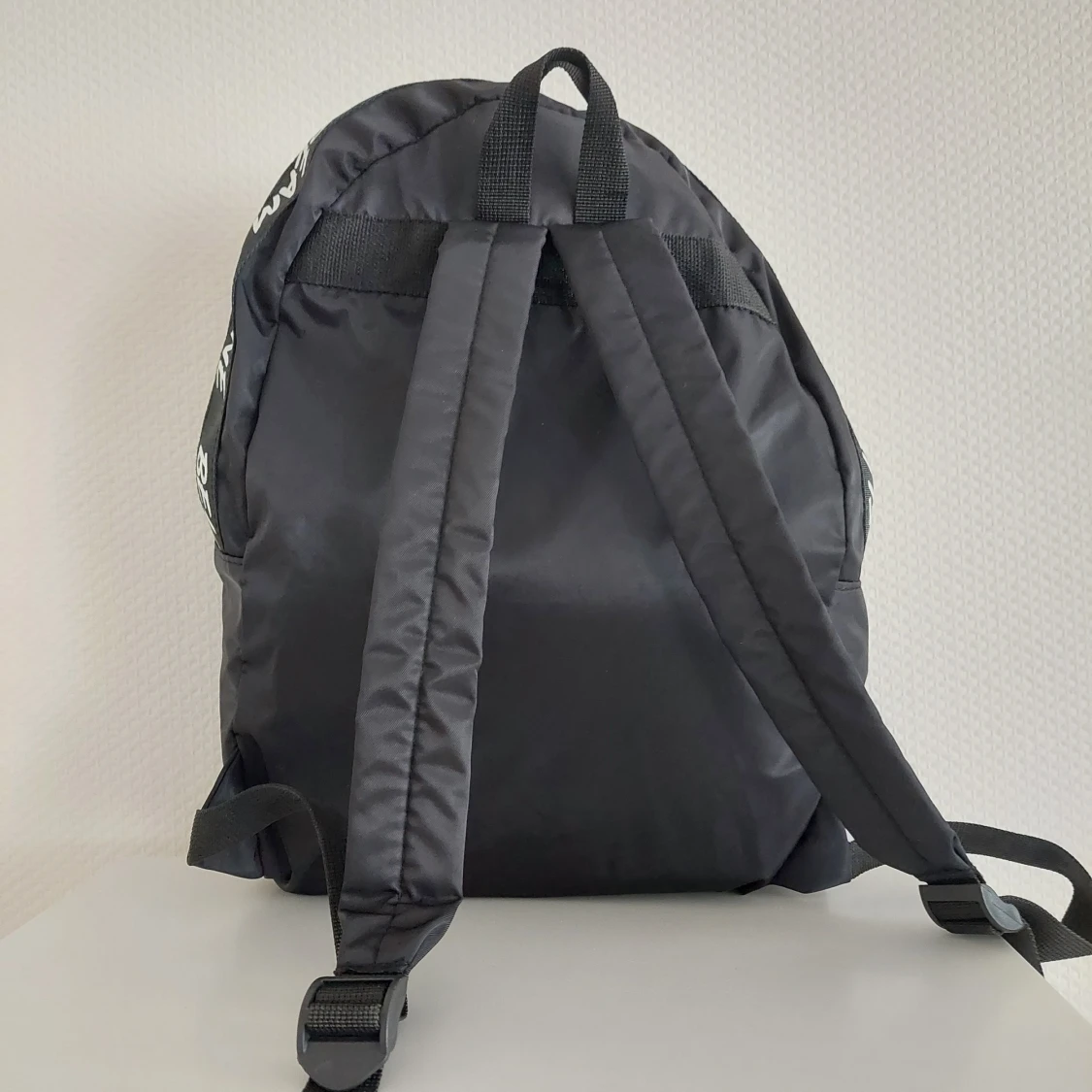 Svart ryggsäck  - 90