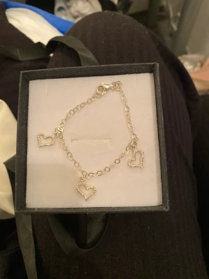 Silverarmband - Äkta silver, kedjearmband med 3 hjärtan, kedjan är ca 18,5 cm