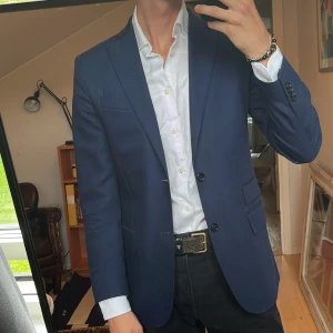 Kavaj från J.Lindberg - Slim fit kavaj från J.Lindberg. Sydd i Italien. Mycket bra skick. Perfekt för dig som behöver något business casual eller en somrigare kavaj. Jag är 189 och använder vanligtvis medium.