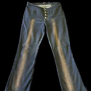 Jeans i bootcutmodell storlek 16. 