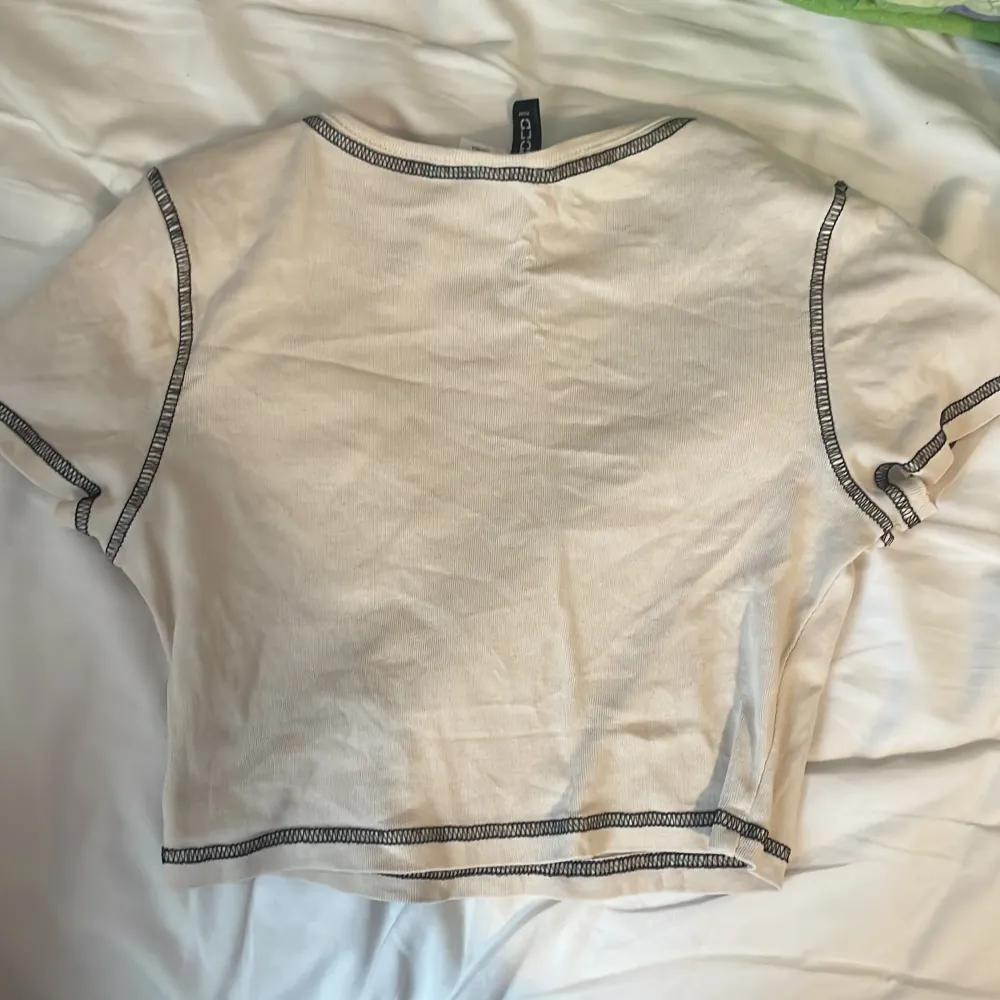 Fin crop top! 💖använd ett par gånger men i bra skick 😊säljer den för att den ej används längre . Toppar.