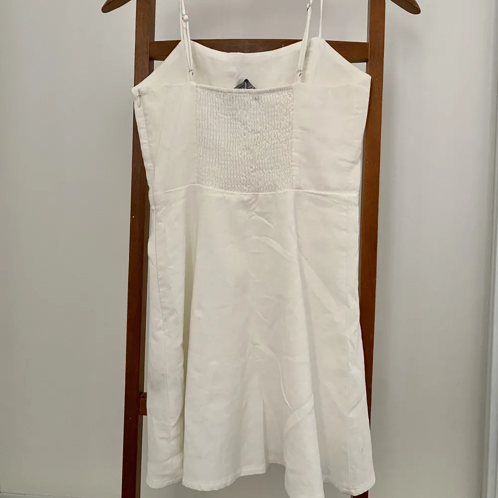 En vit supersöt miniklänning från Zara. Den passar inte riktigt mig längre men den är verkligen sötaste sommarklänningen. Klänningar.