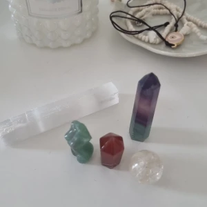 Kristaller olika former - Selenite, flourite torn, kvinno kropp grön aventurin, mini torn carnelian, clear quartz sphere🩷🫶  Sleneniten 20 kr🩷