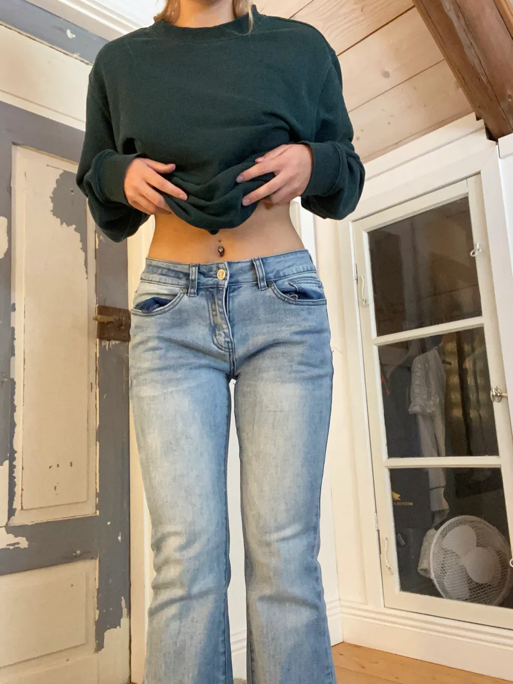 Low waist jeans som är en arning för långa för mig som är 158. Super snygga och skön passform. Använd fåtal gånger. Storlek 27/30. Men passar även mindre, skulle säga passar XS/S möjligtvis M. De är stretchiga. Pris kan förhandlas. Jeans & Byxor.