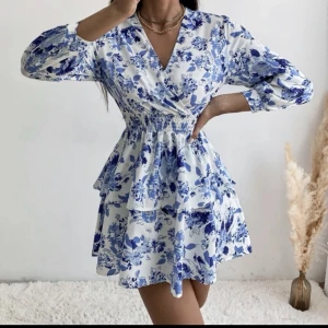 klänning  - en SÅ fin klänning, köpte den till midsommar men den kom aldrig till användning❤️ 