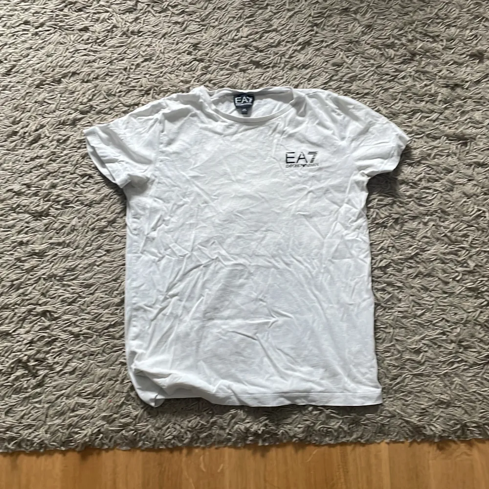 En fin vit Emporio Armani T-shirt. Köpt från JD sports. Skick= 7/10. Storleken är XS.  Säljer för 150. . T-shirts.