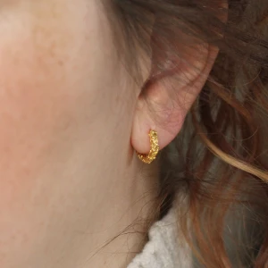Hammered huggies 💛 - Info:  Små huggies (har ett klick-lås som gör dem väldigt bekväma att använda) med hammrad yta. ✔️Sterling silver ✔️Nickelfria ✔️Örhänget är guldpläterad i 18k   Jag designar mina smycken själv