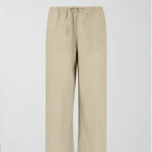 linnebyxor  - Fina linnebyxor från Gina! Aldrig använda och prislappen sitter fortfarande kvar. Storleken är slutsåld på hemsidan så passa på att köpa dessa istället.   Säljer eftersom de är för stora för mig och har inte kunnat lämna tillbaka de eftersom är påsemester