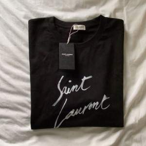 Säljer denna saint Laurent tröjan då jag fick hem den men inte passade mig i passformen. Tags och påse följer med, inget kvitto därav priset. Hör av er vid eventuella frågor😀