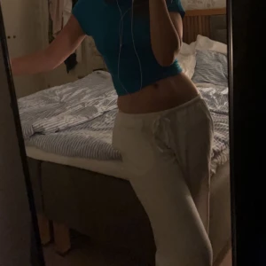 Linnebyxor från H&M - Helt slutsålda vita linnebyxor från H&M, säljer då dom är för korta i benen på mig! 💗 Annars superfina byxor med låg midja och extremt sköna!  Buda från 150 & köpare står för frakt, bara att höra av er om ni har frågor 💗💗