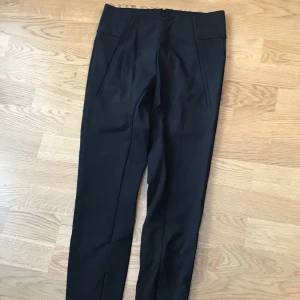 Byxor By Malene Birger - Byxor By Malene Birger, bra skick. Säljer pga för små.. Nypris 1400kr