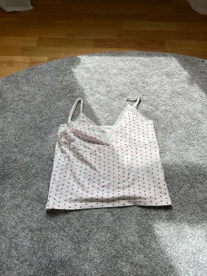 Brandy Melville tröja - Jättevackert linne med sjusterbara band, passar dom flesta 