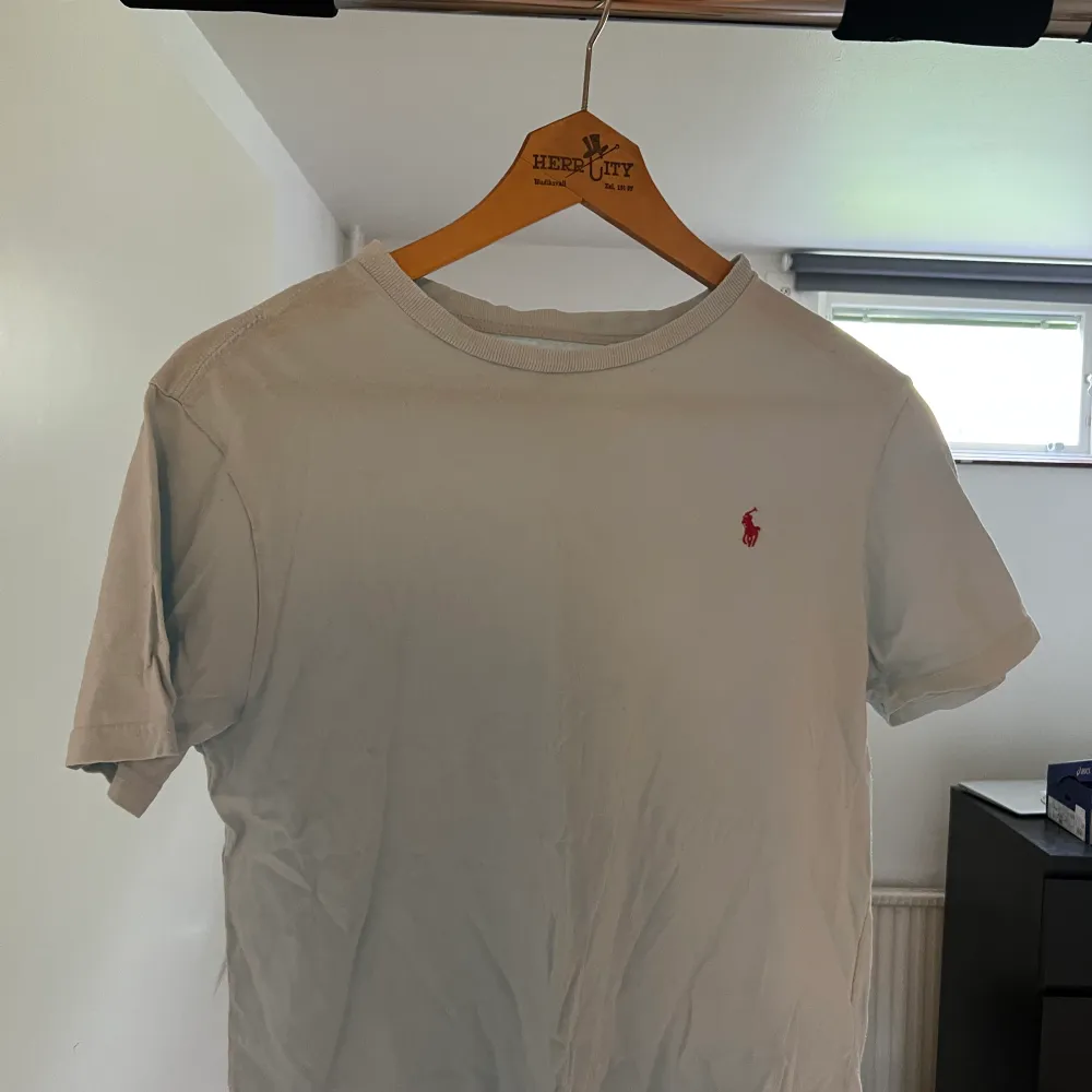 Ralph lauren t shirt som max har används 3 gånger för att den aldrig har passat mig så skicket är 9/10 10/10!😀 Passar xs såväl s. T-shirts.