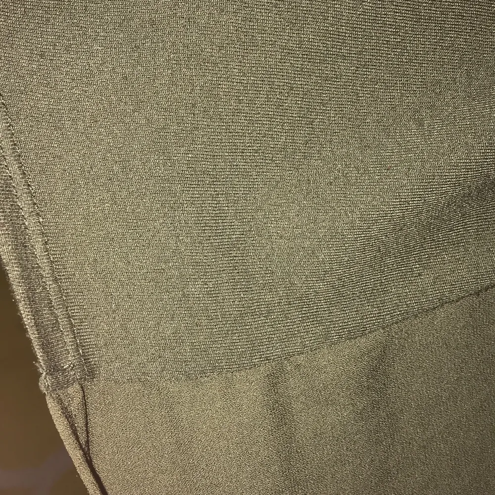 Blus från H&M. Använt skick. Taggarna klipptes av men det känns som s-m.. Puserot.