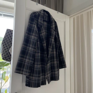 Blazer - En längre blazer som funkar som en tunnare kappa om man vill det☺️ helt oanvänd! 