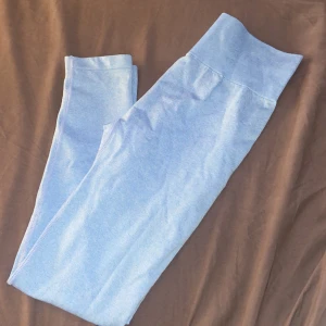 Träningstights  - Fina ljusblåa träningbyxor som endast är testade pga för små