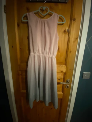 Klänning  - Den är i väldigt bra skick 