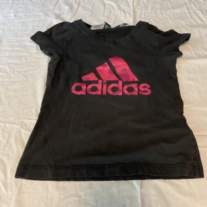 Adidas t-shirt - Nu säljer jag denna adidas t-shirten. Använd ett antal gånger men fortfarande i bra skick.