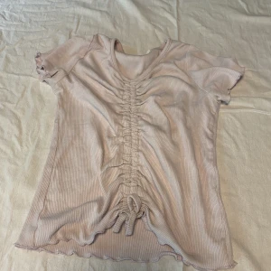 Tröja - Nu säljer jag denna tröja från lindex med detalj i mitten. Använd ganska många gånger men fortfarande inget dåligt skick.