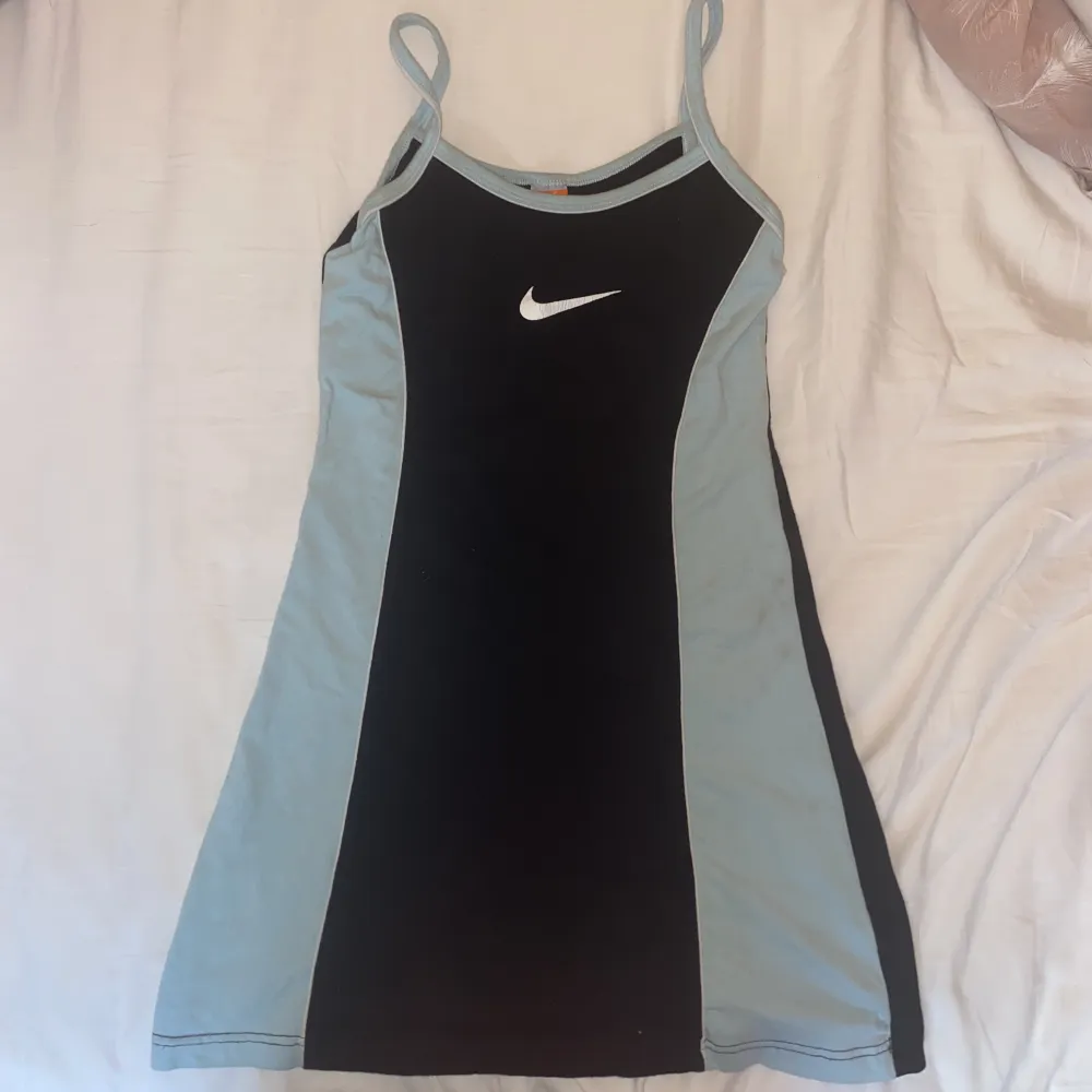 Supercool Nike klänning som inte kommit till användning. Det står ingen storlek men skulle säga att den passar Xs-S (den är stretchig). . Klänningar.