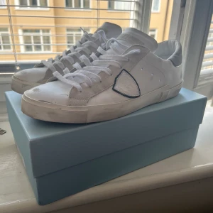 Philippe Model  - Säljer dessa skor som är i väldigt gott skick, använda ändats 2 gånger. Tveka inte för att be om mer bilder, låda och distbag finns. Fraktar spårbart eller möts upp i Sthlm 