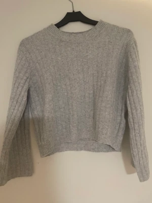 Grå stickad tröja - Tröjan har svaga täcken på användning, den har inga hål eller liknande och säljer dem pga att jag inte använder den, den har används ett fåtal gånger. Tröjan är från PIECES och kostade 230kr men säljer den för 50kr. Tröjan är i storleken XS men passar S