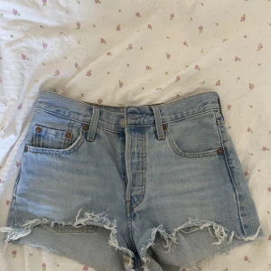 Levis shorts - Knappt använda shorts från Levis. Tyvärr blivit för små för mig och de är såklart äkta. Pris kan diskuteras 💓 