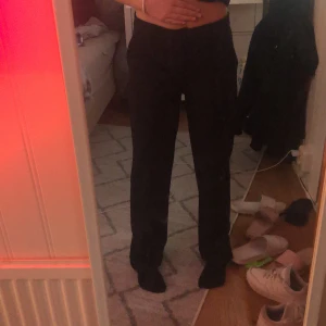KOSTYMBYXOR  - Långa, lågmidjade kostymbyxor. Säljer mina kostymbyxor från lager 157 dem är helt oanvända och super stretchiga🫶Det är fickor och skärp hål. Köpte dem för 200kr och säljer dem för 80💗