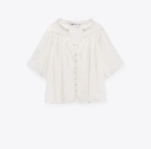 Zara topp  - Säljer denna superfina blus/topp ifrån Zara då den inte kommer till någon användning längre!😊✨ (frakten ligger på 64kr)