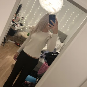 Tröja med volang  - Säljer nu min volangtröja från zara eftersom den inte kommer till användning längre💞