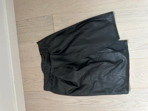 Kjol - Kommer aldrig till användning tyvärr.