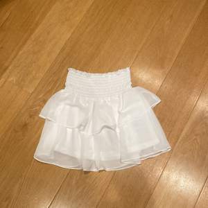 Säljer min snygg Chelsea kjol som är använd typ 2-3 gånger. Har några trådar som är lösa men det syns inte så mycket. Köparen står för frakten.