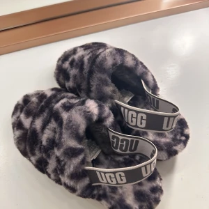 Tofflor - Mjuka och sköna tofflor från UGG!! De är i leopard färg och är näst intill oanvända! Köpte för 1 000kr och säljer nu för halva priset!! Säljer de på grund av att jag aldrig använder de!