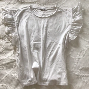 Volangtopp😻🙌 - Supeeerfin volangtopp från zara! 😻💘 Använd en gång, inga defekter! 💞💐 Storlek: M