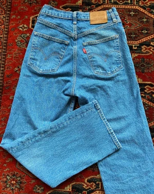 Levi Ribcage straight ankel W26 L27 - Säljer mina älskade Levis då dom är alldeles för stora för mig nu. W26 L27