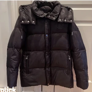 Messi x Puffer Jacket Black - Den är som ny inga skador Ingeting skick 10/10.en Jacka som ör parfekt inför vinter håller dig varm. Antingen fraktar eller möter dig i Stockholm. Om de ör nåt skriv till mig pris kan diskuteras 