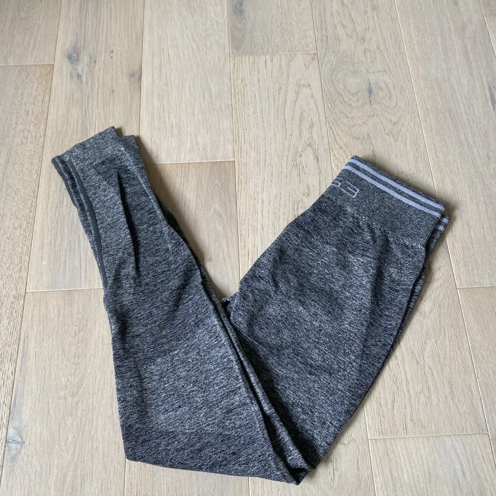 gråa träningsbyxor, fått dem så vet inte vilket märke eller storlek men passar mig bra som har storlek xs. Jeans & Byxor.