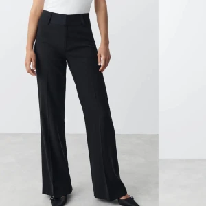 Kostymbyxor - Ett par midwaist kostymbyxor från ginatricot