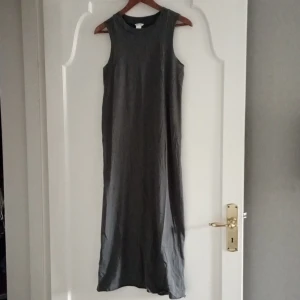 T-shirt klänning - En grå t-shirtklänning från Monki. Aldrig använd.