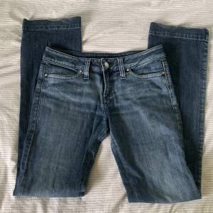  snygga miss sixty jeans, kommer inte till andvänding då de är för stora :( bra skick! det står ingen storlek men för stora i midjan för mig som brukar ha ungefär 26! Hade ett sorts tryck som jag tog bort då det var lite quiestonable, några detaljer kvar!