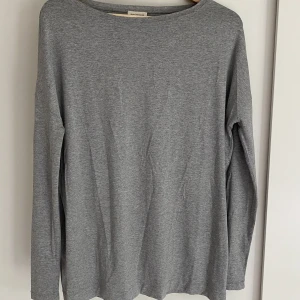 By malene birger  - En långärmad bomulls tröja från malene birger. Helt oanvänd. Stor i storleken skulle säga att det är en S.