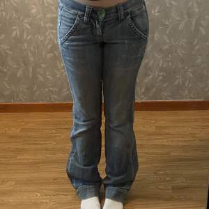 Ett par y2k lowrise jeans med klöver på baksidan. Lite sliten längst ner men syns ej mkt när man har på sig de. 