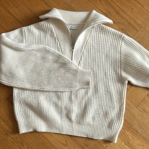 Stickad tröja Envii - Stickad tröja från Envii. Storlek L men är mer som en M. Funkar från xs-L beroende på hur stor man vill att den ska vara. Köp direkt för 80 i appen