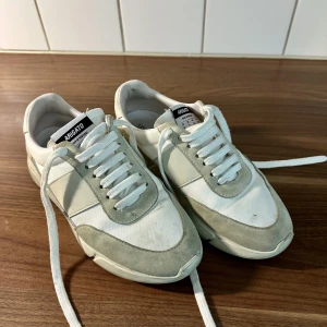 Axel arigato sneakers - Välanvända men ändå hela och i bra skick. 