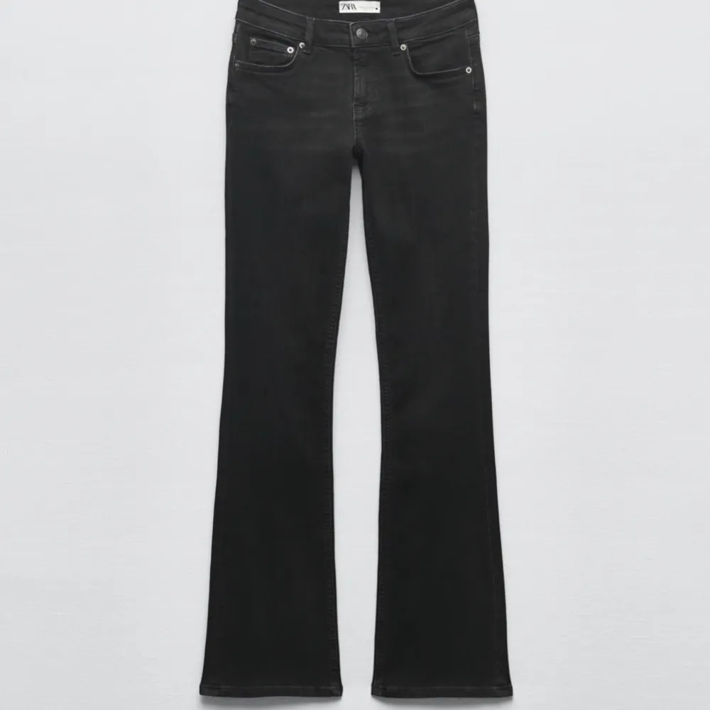 Svarta low waist bootcut jeans från Zara! Storlek 34. Använda men väldigt fint skick. Säljer för att de ej kommer till användning💕. Jeans & Byxor.