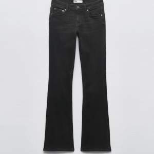 Svarta low waist bootcut jeans från Zara! Storlek 34. Använda men väldigt fint skick. Säljer för att de ej kommer till användning💕