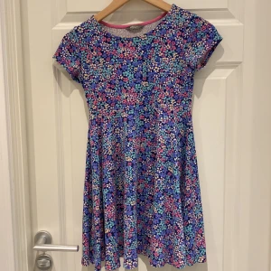 Blommig klänning - Fin sommar klänning, har ett färgglatt blommigt mönster.